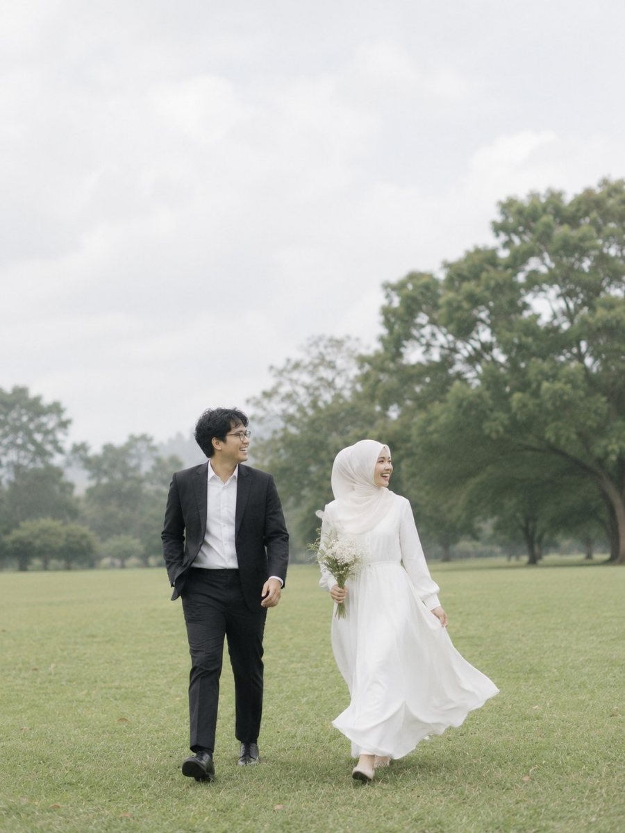 Kedua mempelai berjalan di lapangan