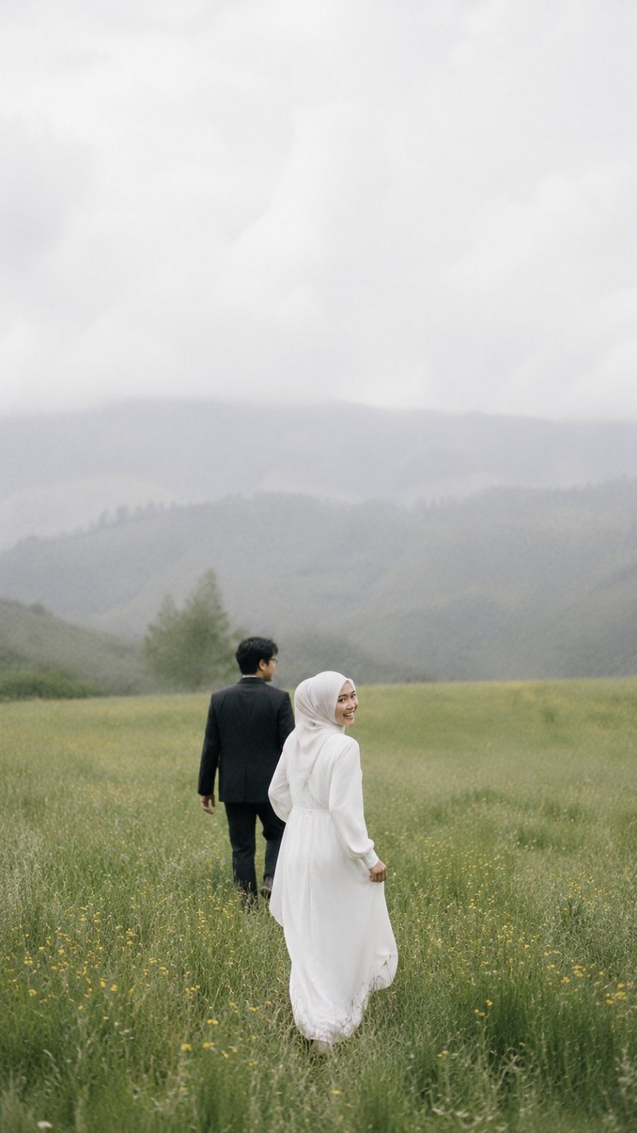 Kedua mempelai di padang bunga