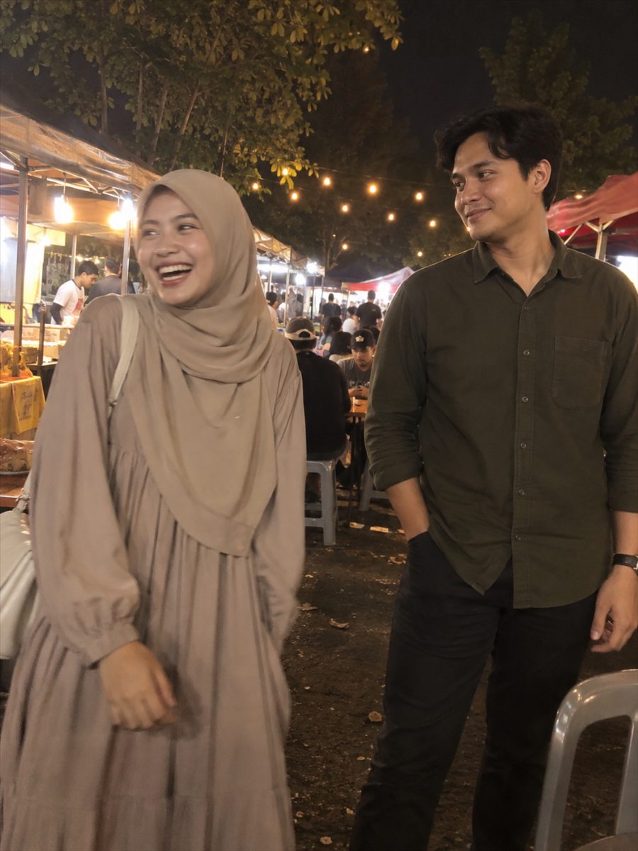 Foto kedua mempelai di pasar malam