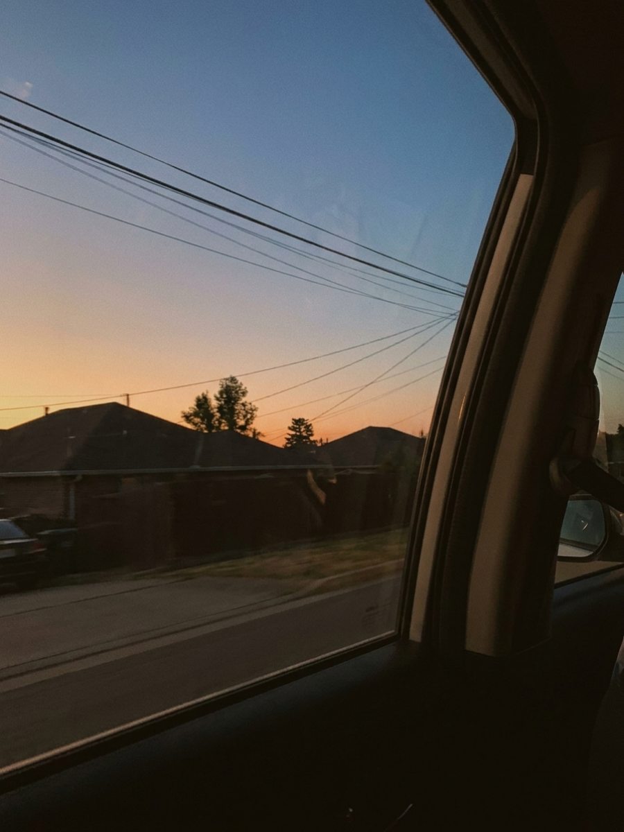 Foto langit senja dari jendela mobil