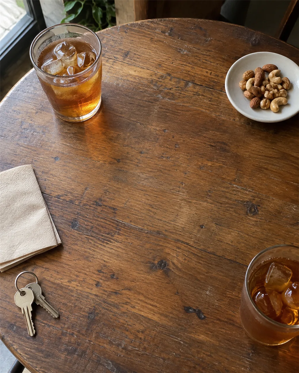Meja kafe dengan dua gelas es teh