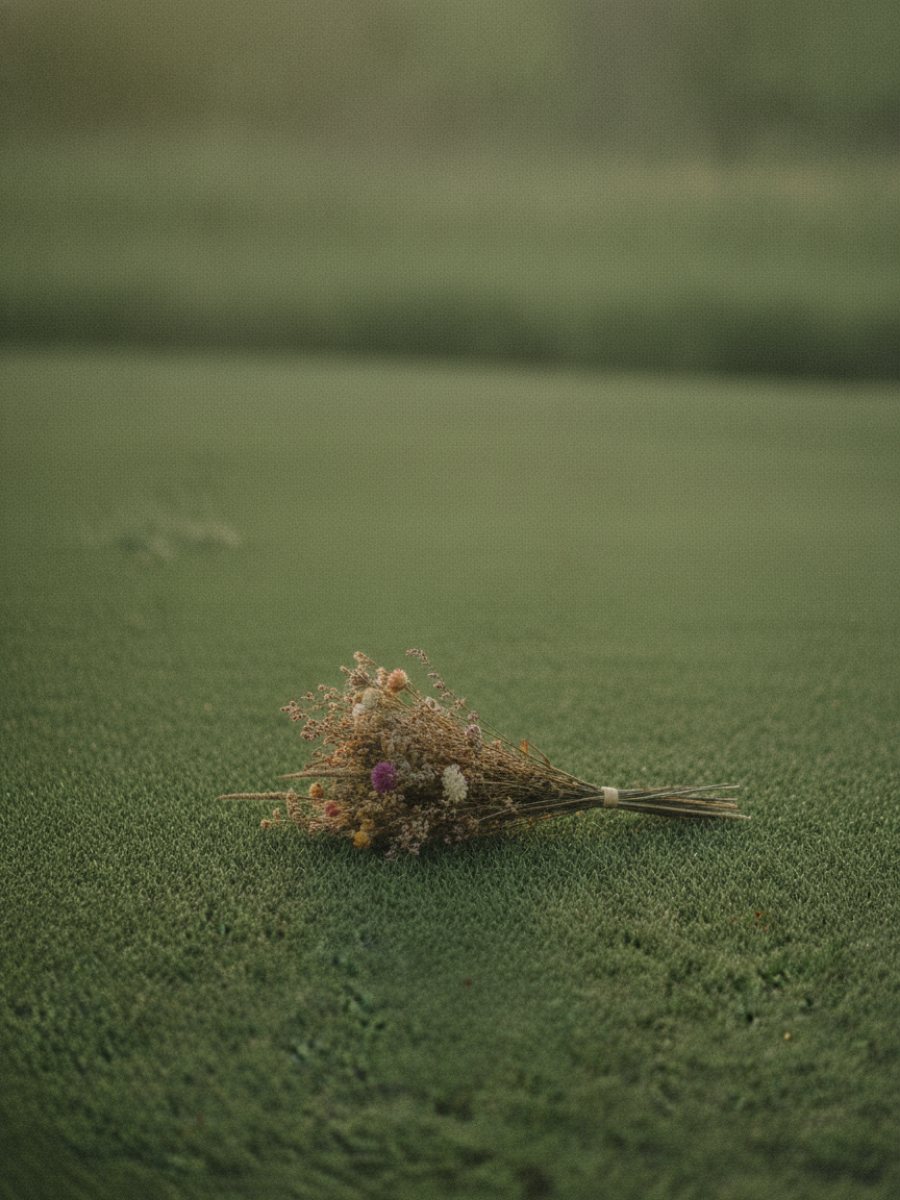 Seikat bunga kering di atas rumput